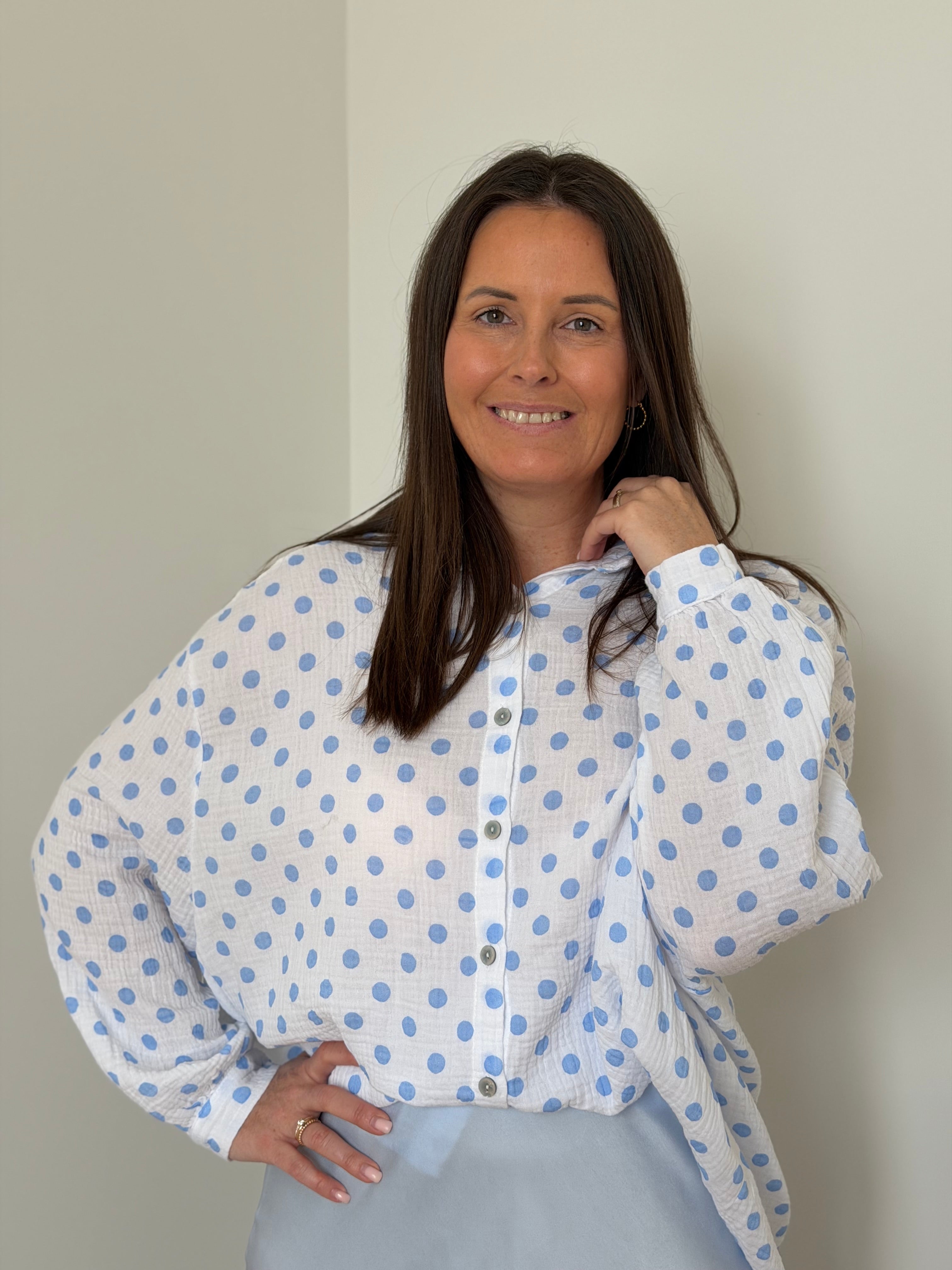 Oversized witte tetrablouse met lichtblauwe stippen - My Dressing
