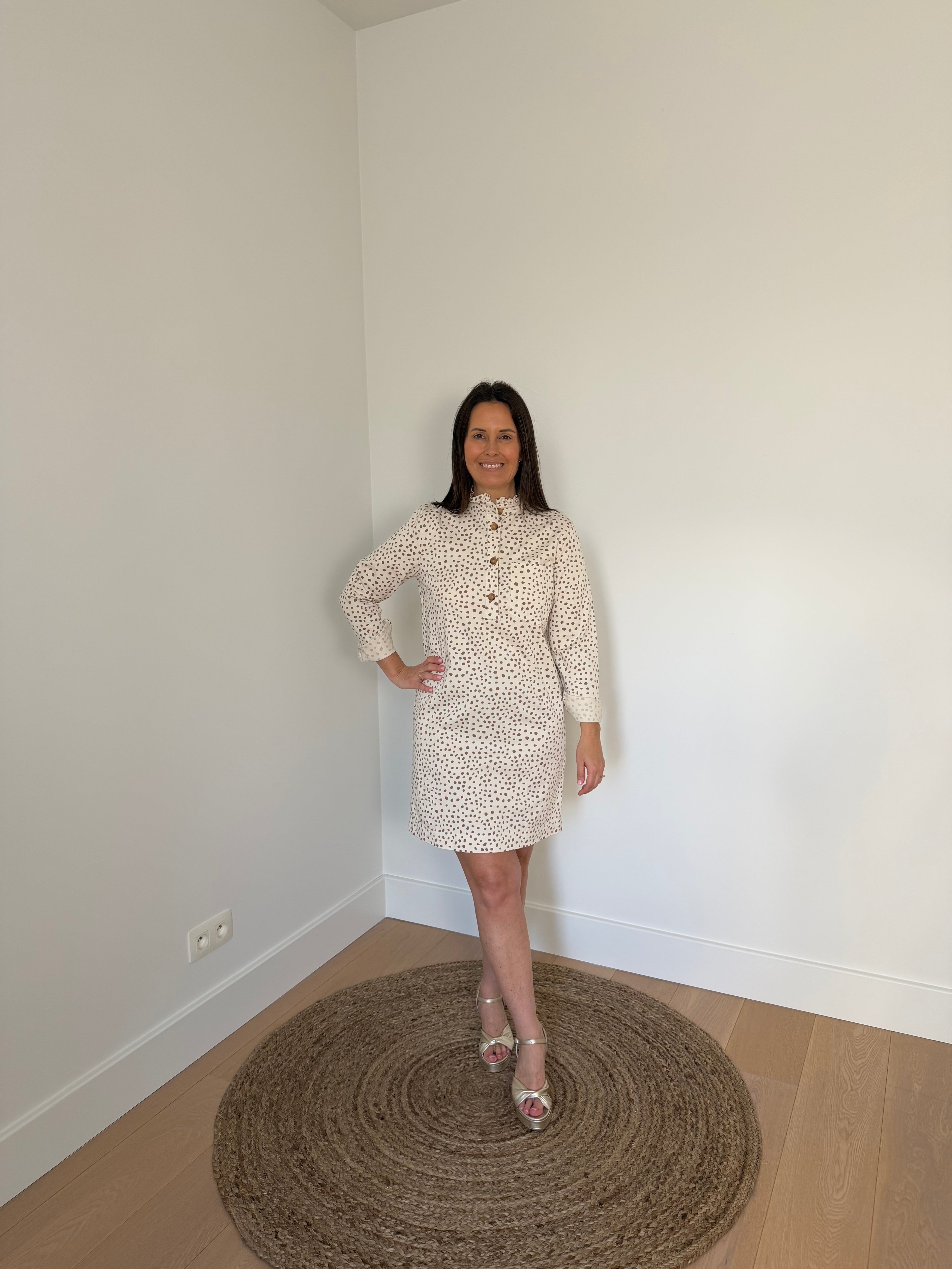 kort beige kleedje met chocoladebruine stippen - My Dressing