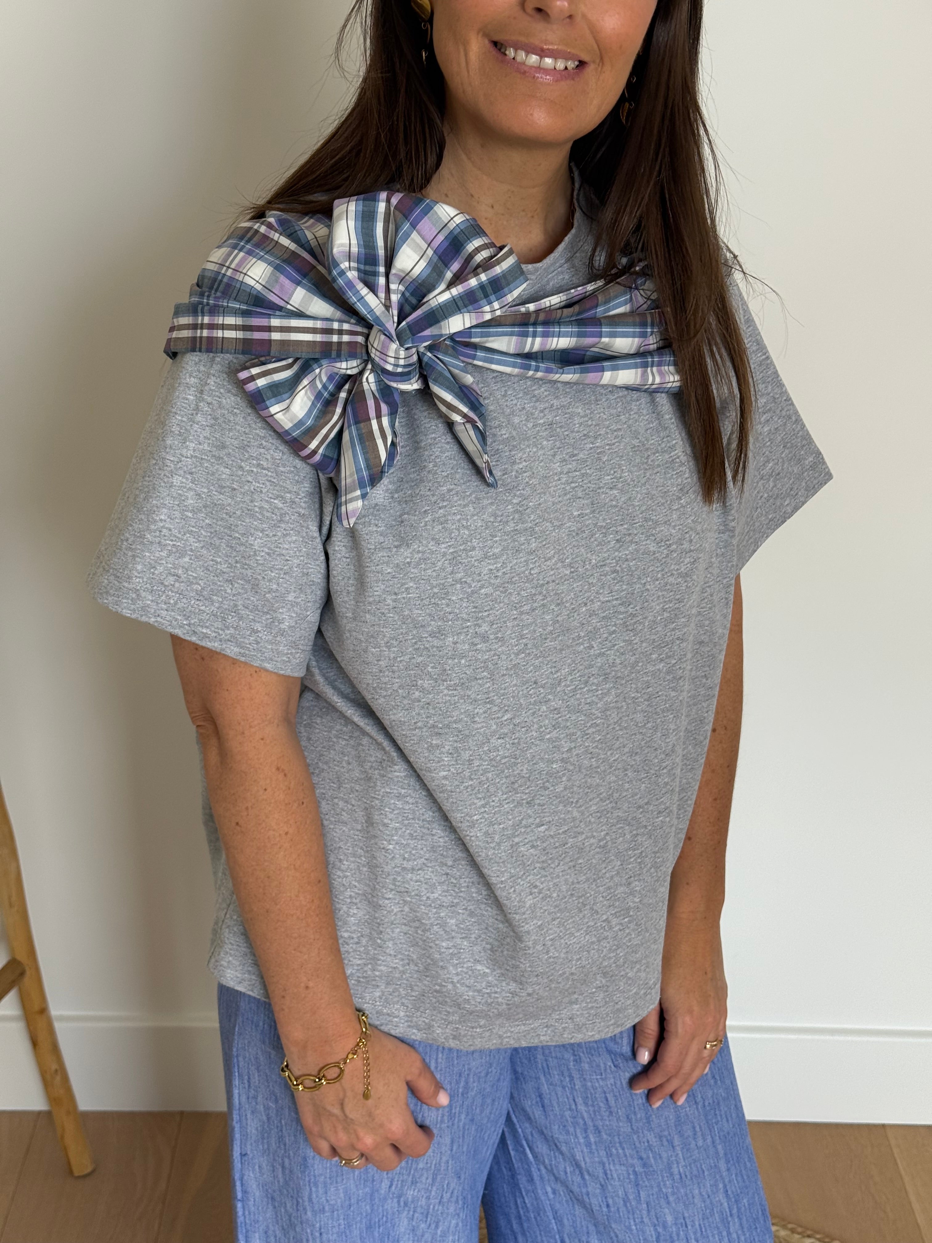 Grijze basic t-shirt met strik - My Dressing