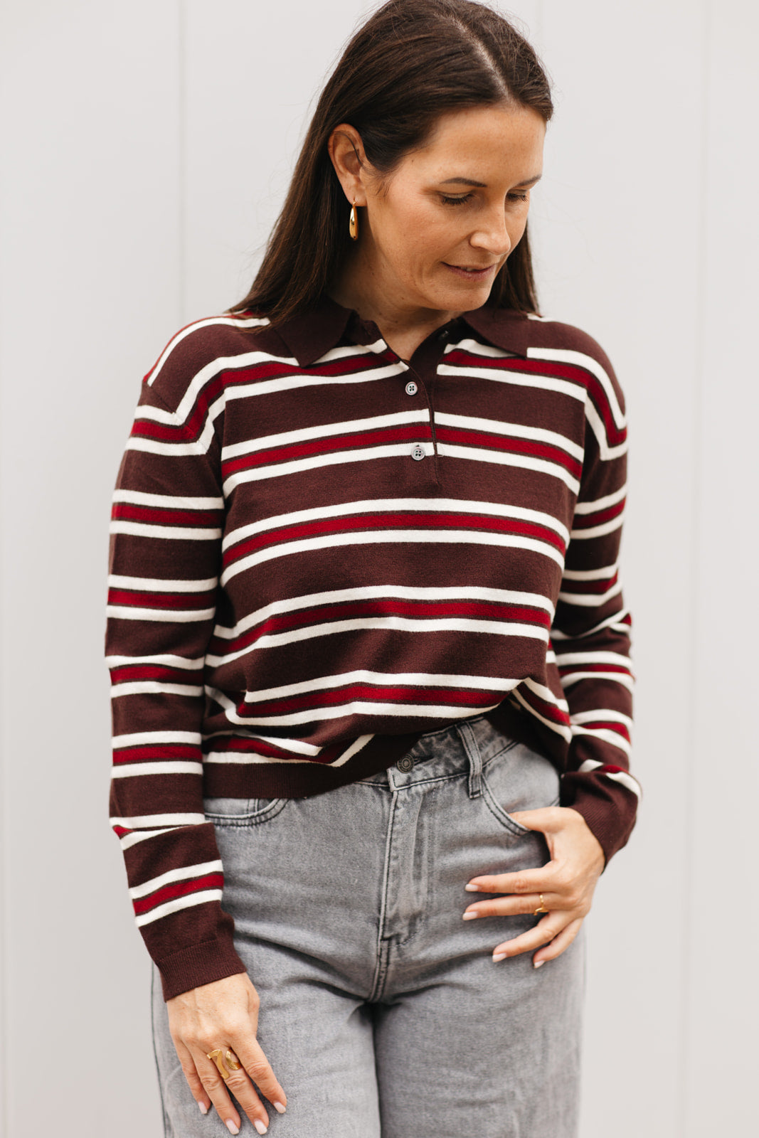 Chocoladebruine gestreepte polo dames – lange mouwen met bordeaux en witte accenten bij My Dressing