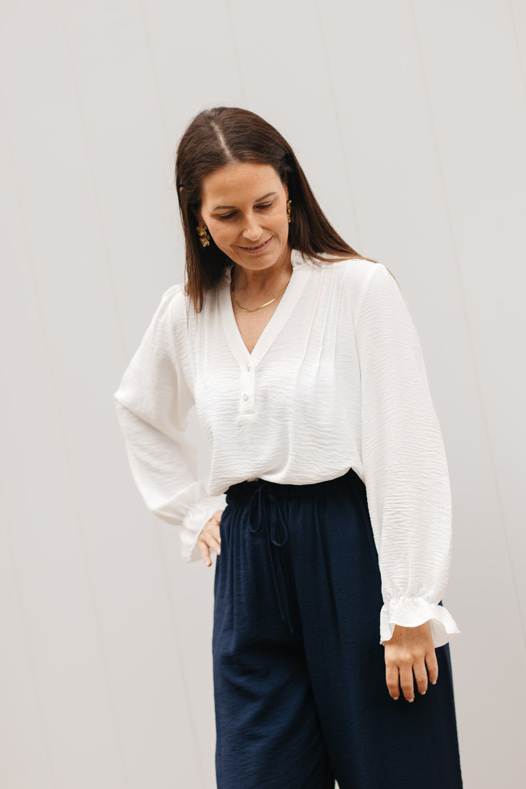 Elegante beige top – blouse met opstaande kraag, fijne knoopjes en vrouwelijke pasvorm