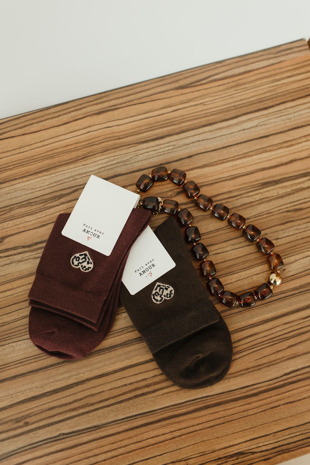 Bordeaux sokken dames – katoenen sokken met leopard hartje in burgundy en chocoladebruin bij My Dressing