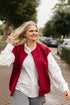 Burgundy mouwloze vest dames – katoenen sleeveless gilet, perfect over blouse of trui bij My Dressing