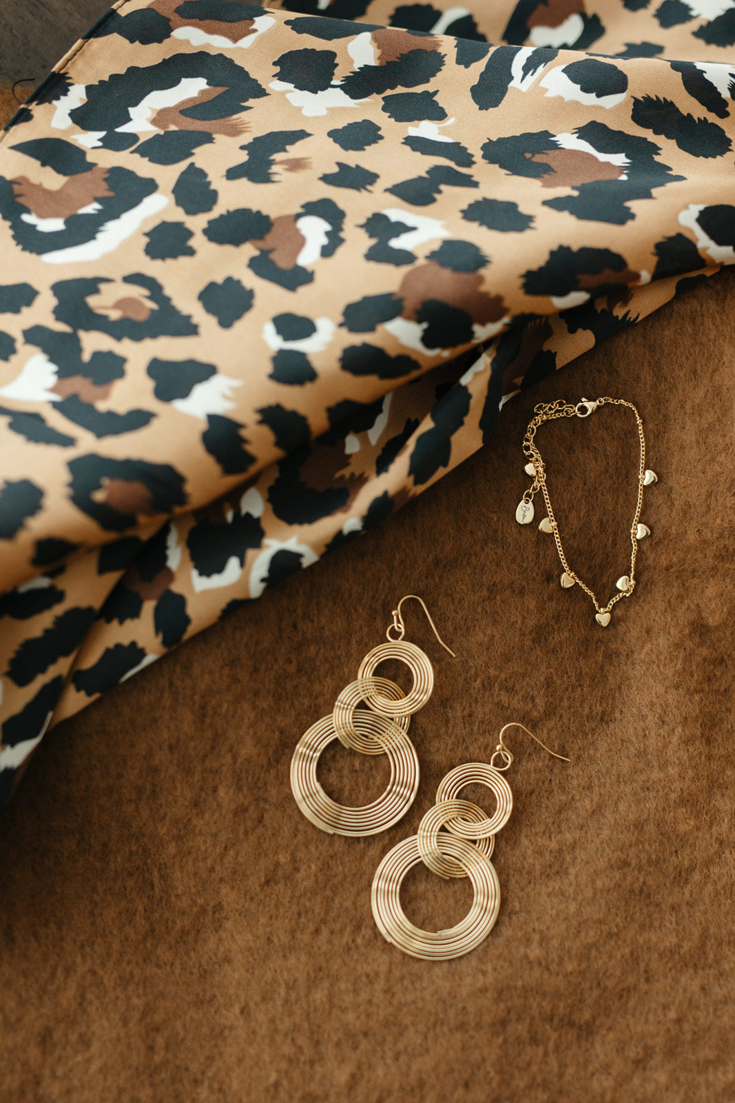 Satijnen sjaaltje dames – zachte leopard print scarf met subtiele glans