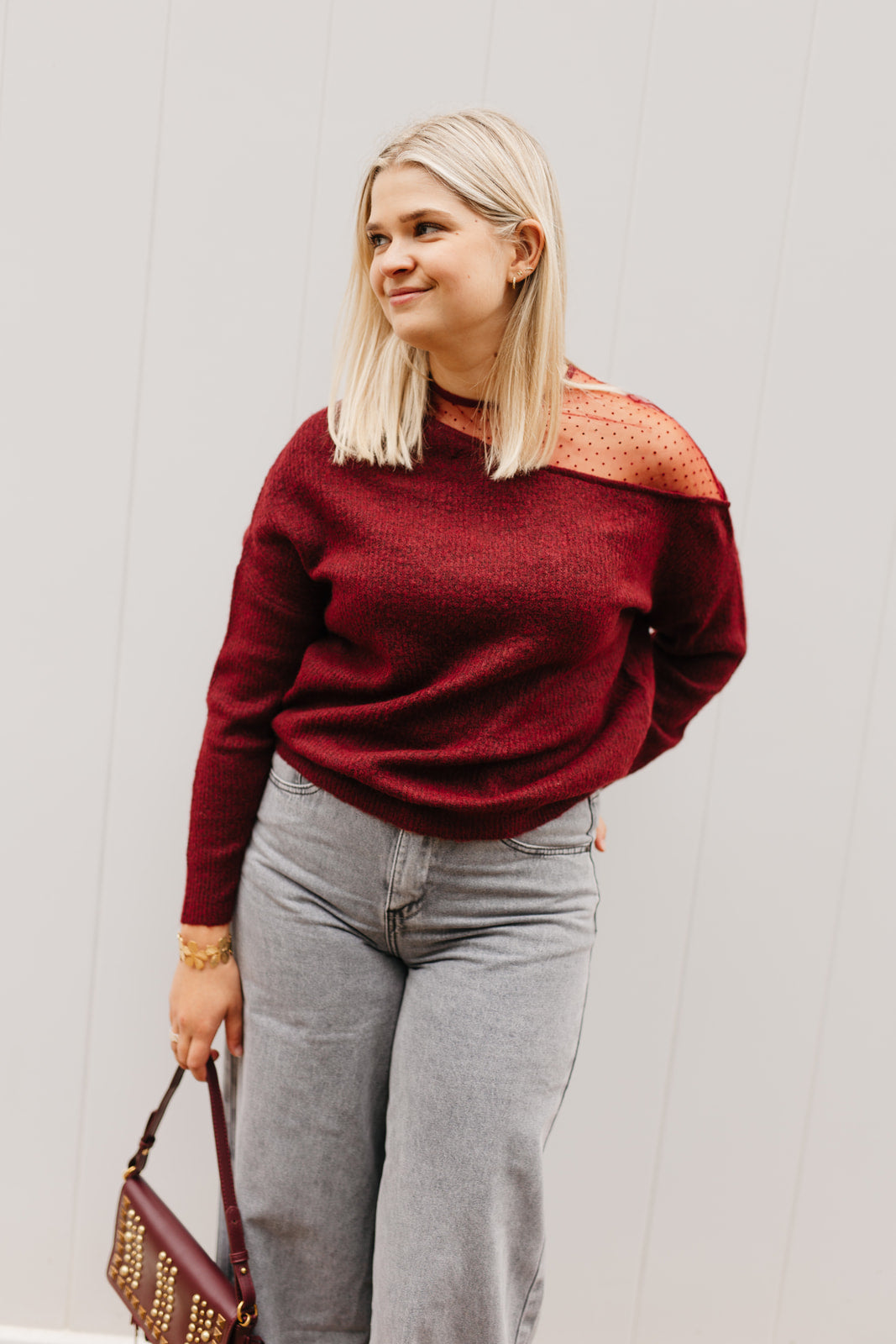 Burgundy sweater dames – warme herfsttrui met lintje in de nek en kanten schouderdetails