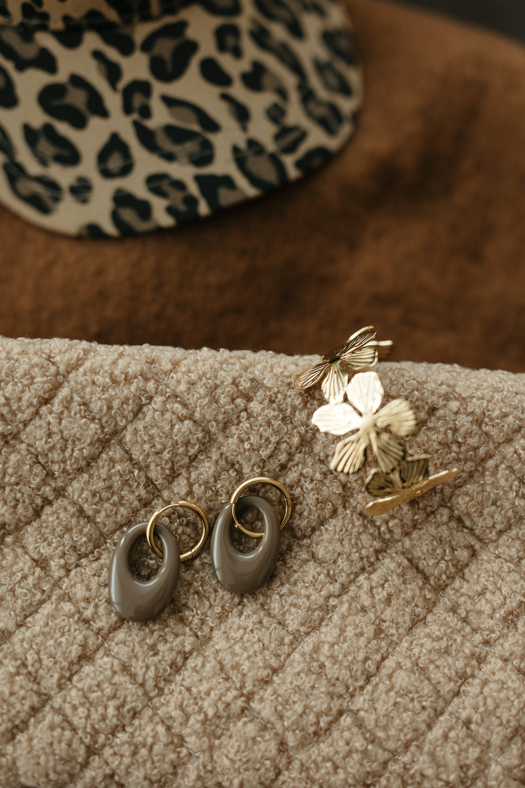 Kleurrijke oorhangers dames – handgemaakte stainless steel oorbellen met resin druppel bij My Dressing