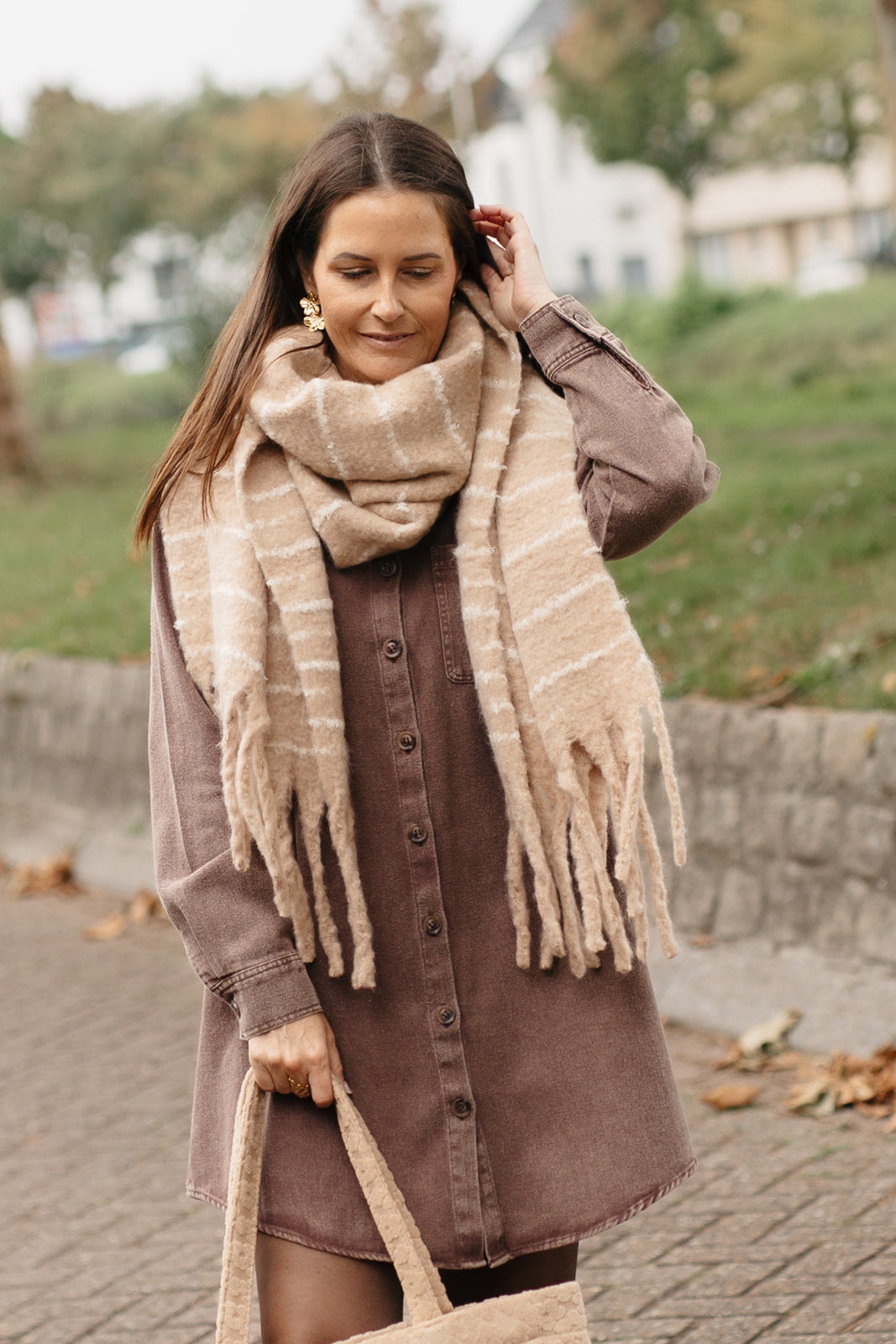 Dames wintersjaal – beige sjaal met fijne witte strepen, zacht en elegant design