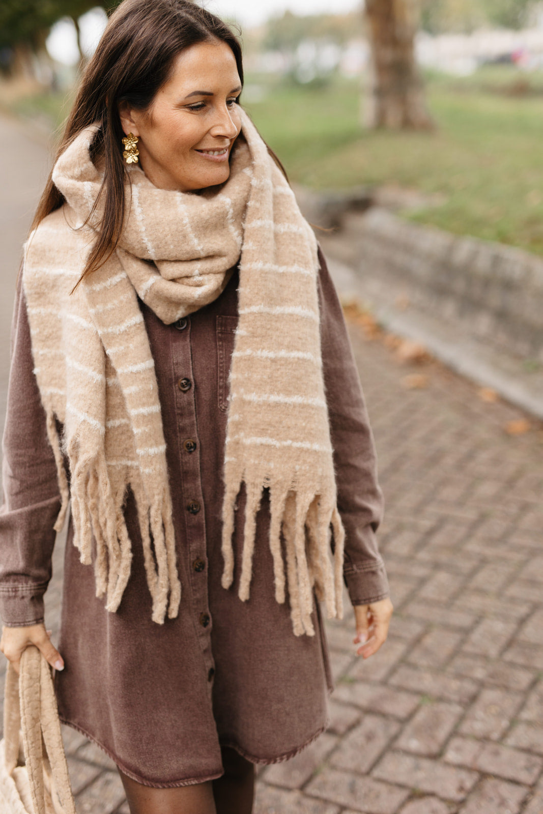 Beige wintersjaal dames – zachte sjaal met witte strepen en lange franjes bij My Dressing