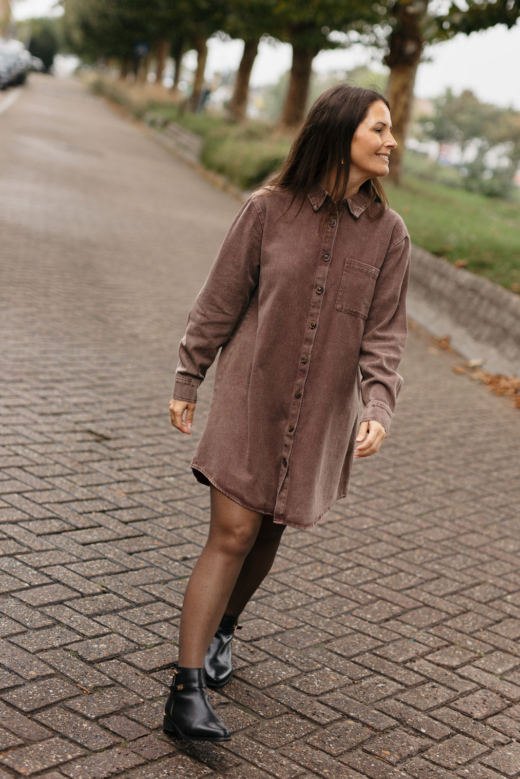 Casual jeanskleed dames – bruin denim jurkje met lange mouwen en knopen vooraan