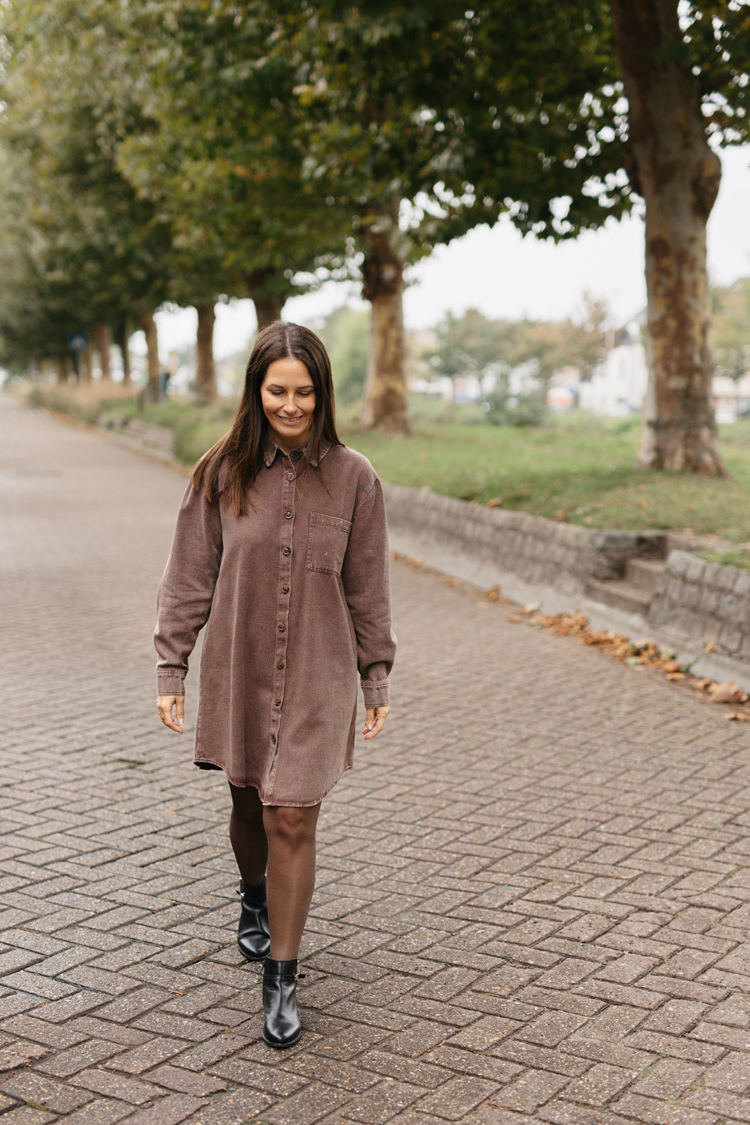Bruine denim jurk – dames kleedje met kraag en tijdloze shirt dress look