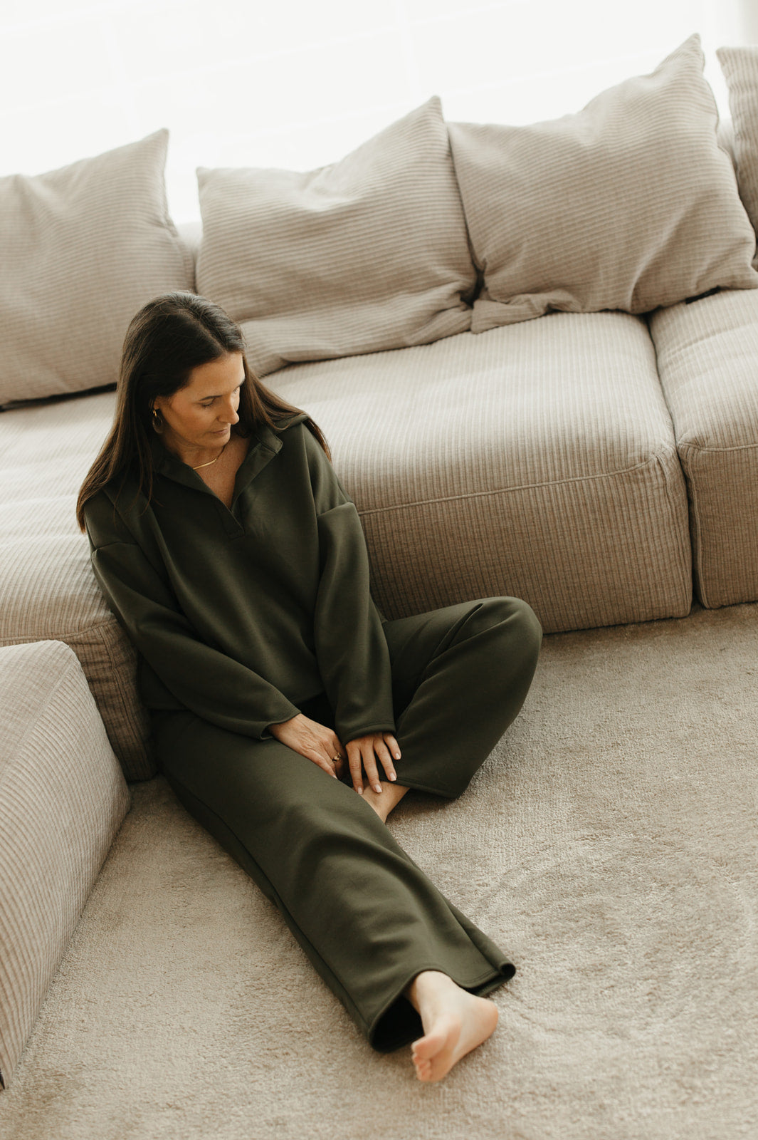 Casual chic dames set – sweater met polo kraag en lange broek met zakken, verkrijgbaar in beige en chocoladebruin bij My Dressing