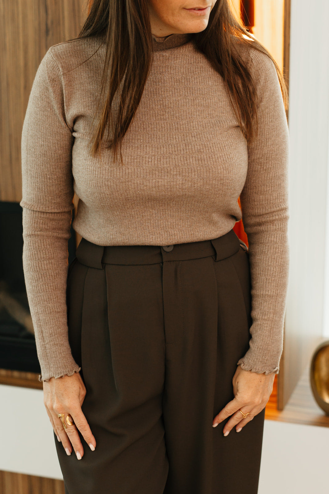 Taupe longsleeve dames – zachte basic top met lange mouwen en aansluitende pasvorm bij My Dressing