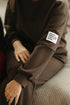 Loungewear set dames bruin – oversized sweater en broek met elastiek en subtiel mouwdetail