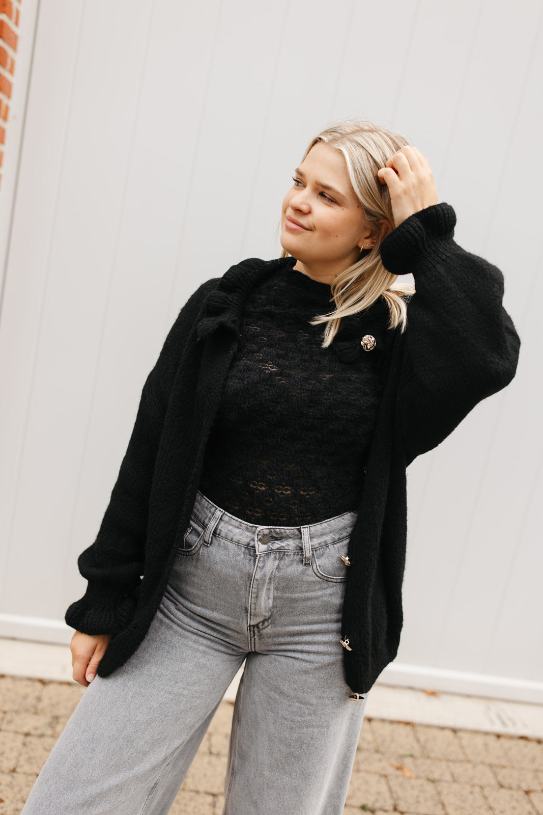 Elegante zwarte vest dames – cardigan met kraag en subtiel structuurdetail aan hals en mouwen