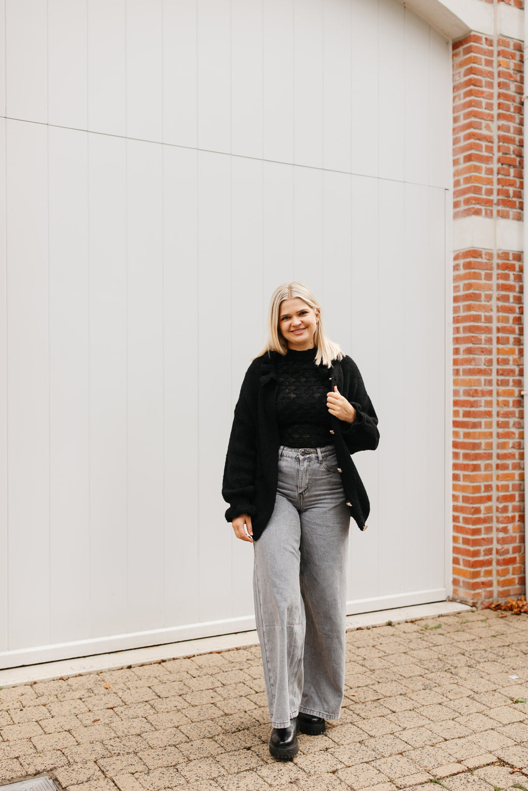 Cardigan zwart dames – tijdloze elegante knit met opstaande kraag en flatterende pasvorm