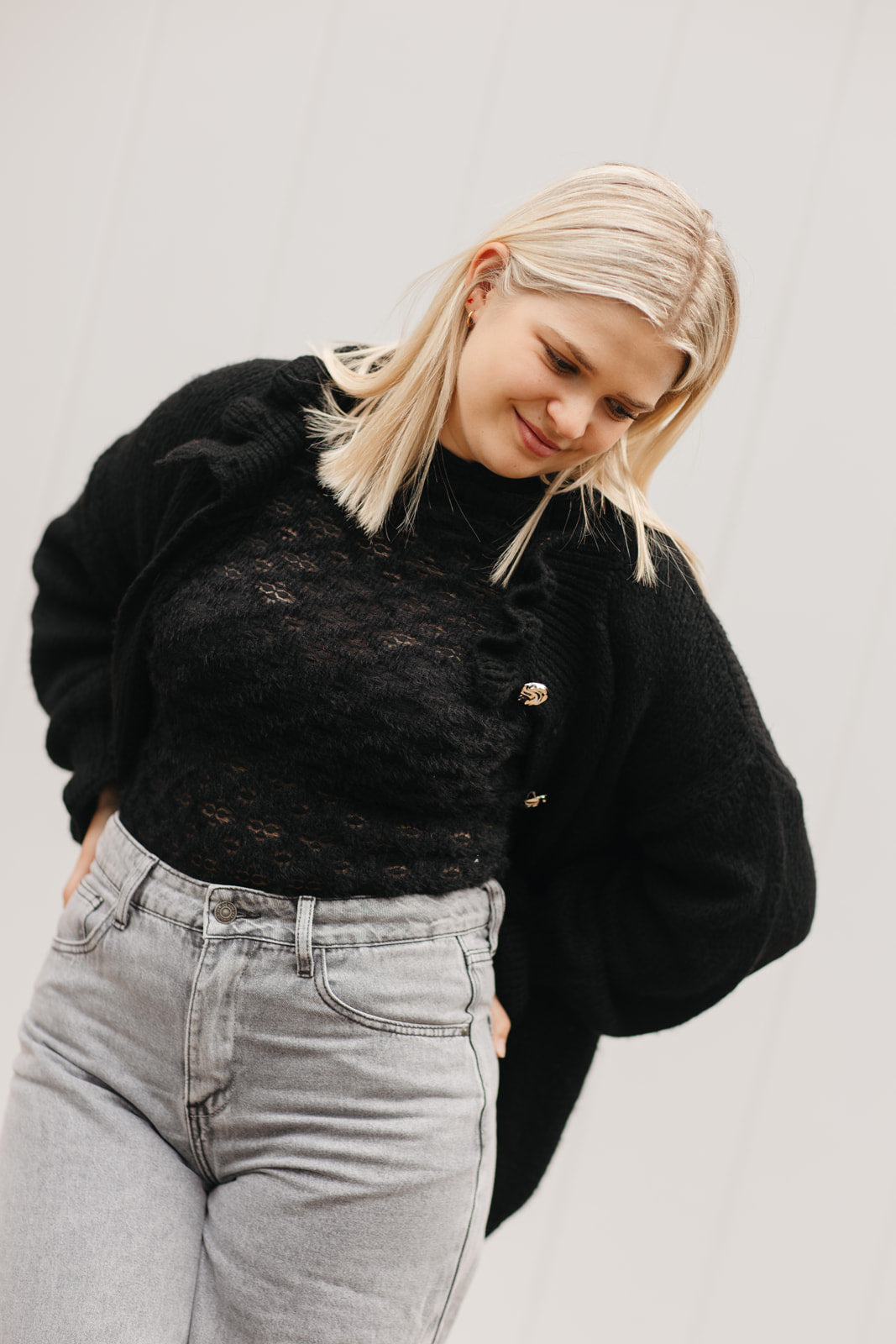Zwarte dames cardigan – klassieke vest met vrouwelijke snit en chique afwerking