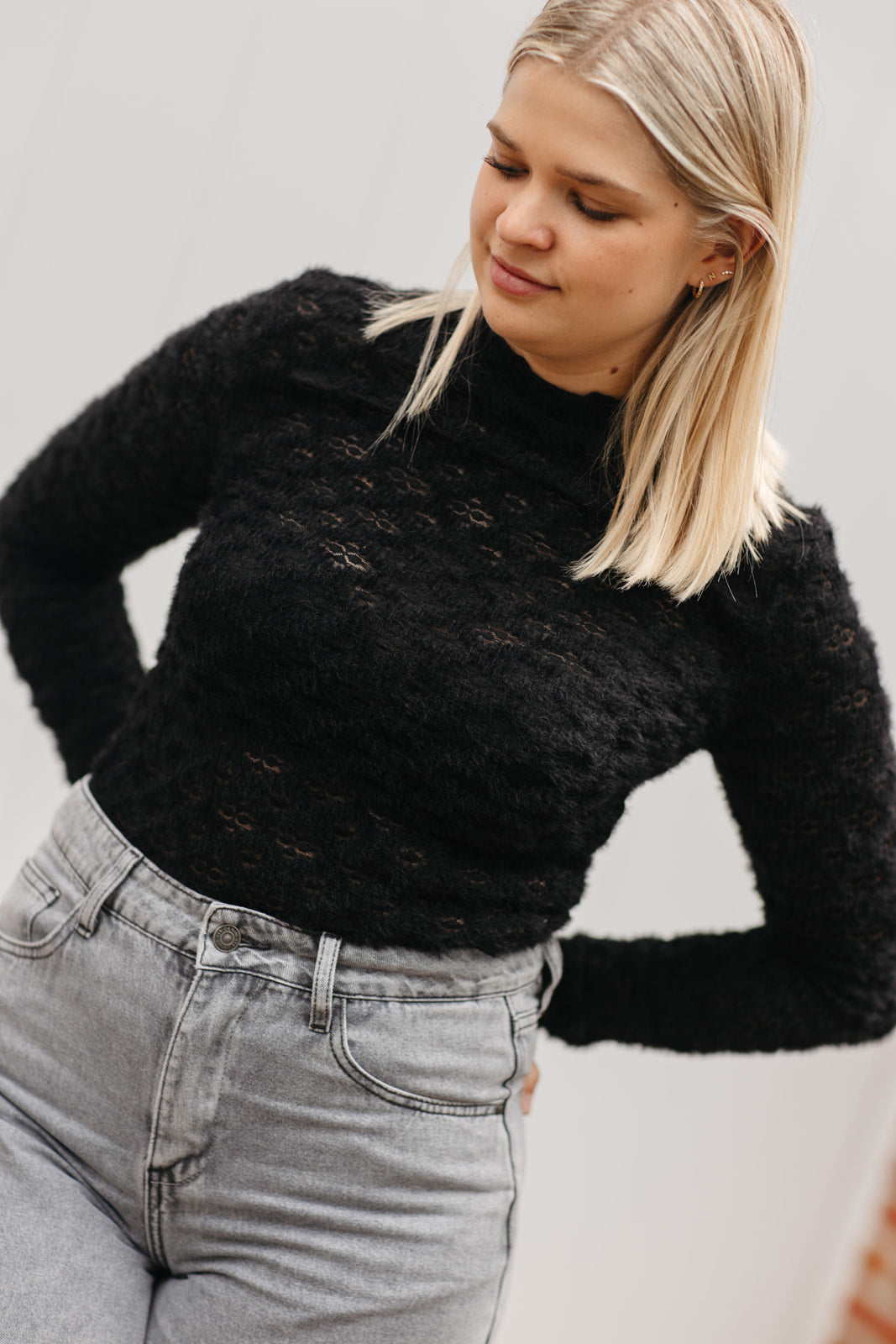 Zwarte Soft top dames – dun truitje met subtiel motief, lange mouwen en ronde hals bij My Dressing
