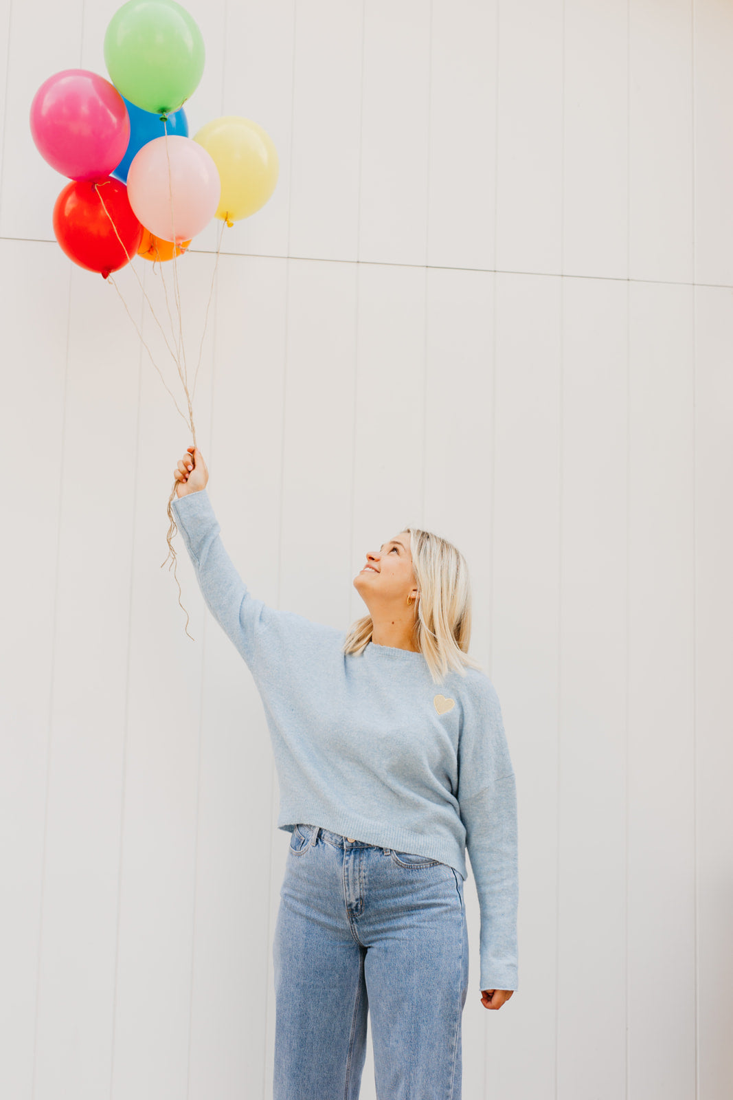 Blue Heart Knit – lichtblauwe dames trui met relaxte fit en geborduurd goud hartje bij My Dressing