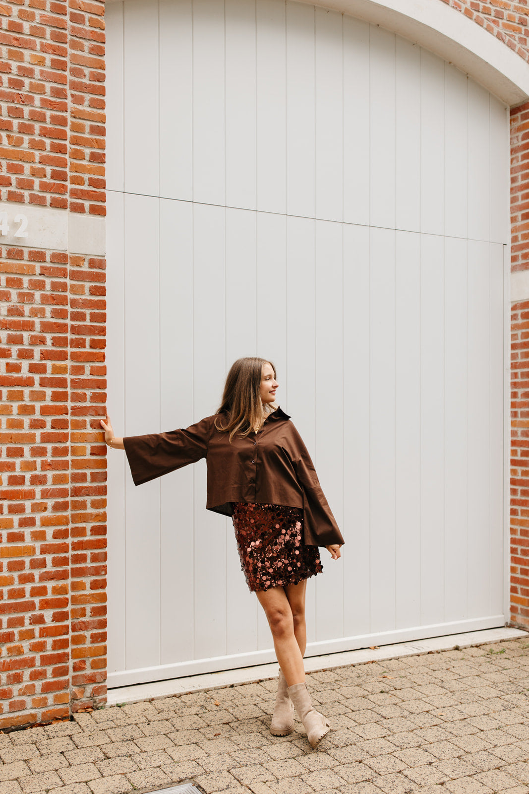 Bruine blouse dames – cropped model met oversized pasvorm en speelse mouwdetails