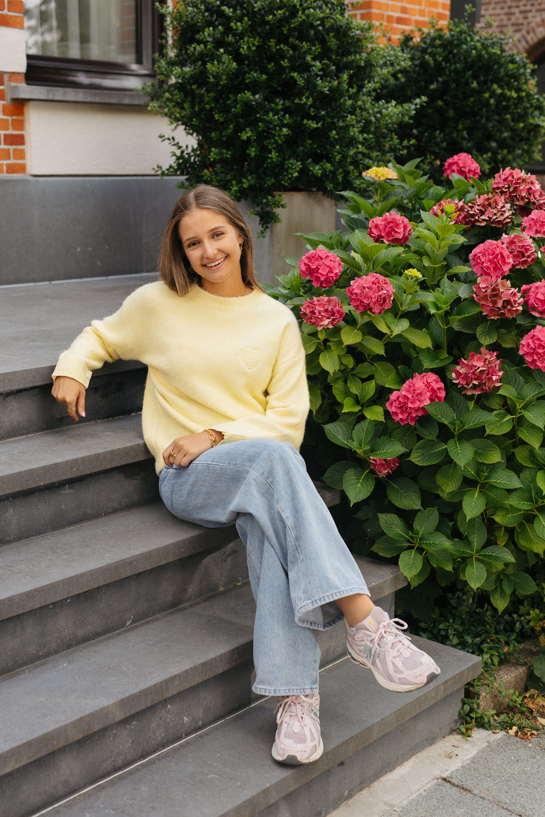 Zomerse knit dames – gele trui met geel-wit vichy hart en speelse knoop details