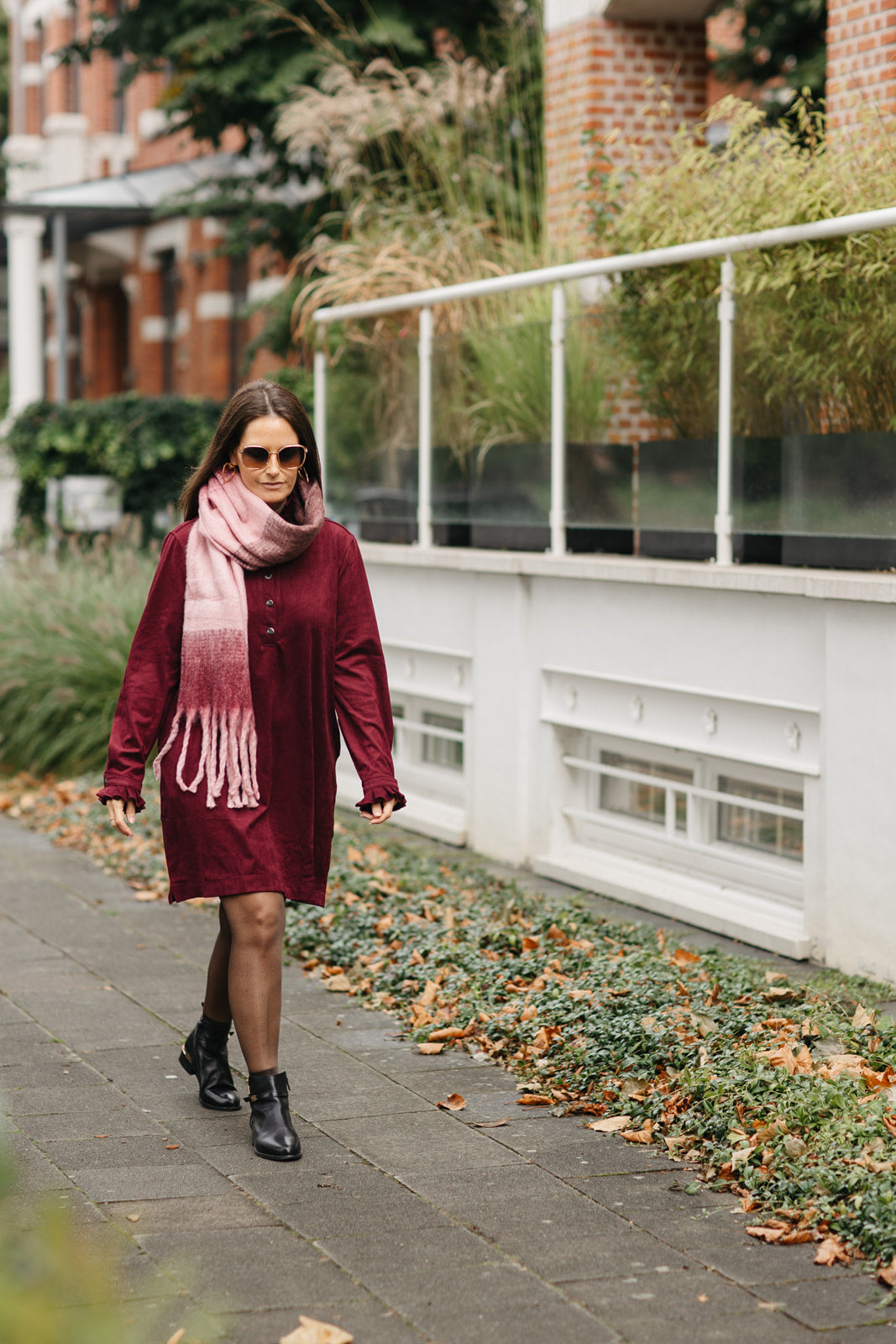 Trendy suèdelook jurk – lange burgundy damesjurk, stijlvol en comfortabel voor elke gelegenheid