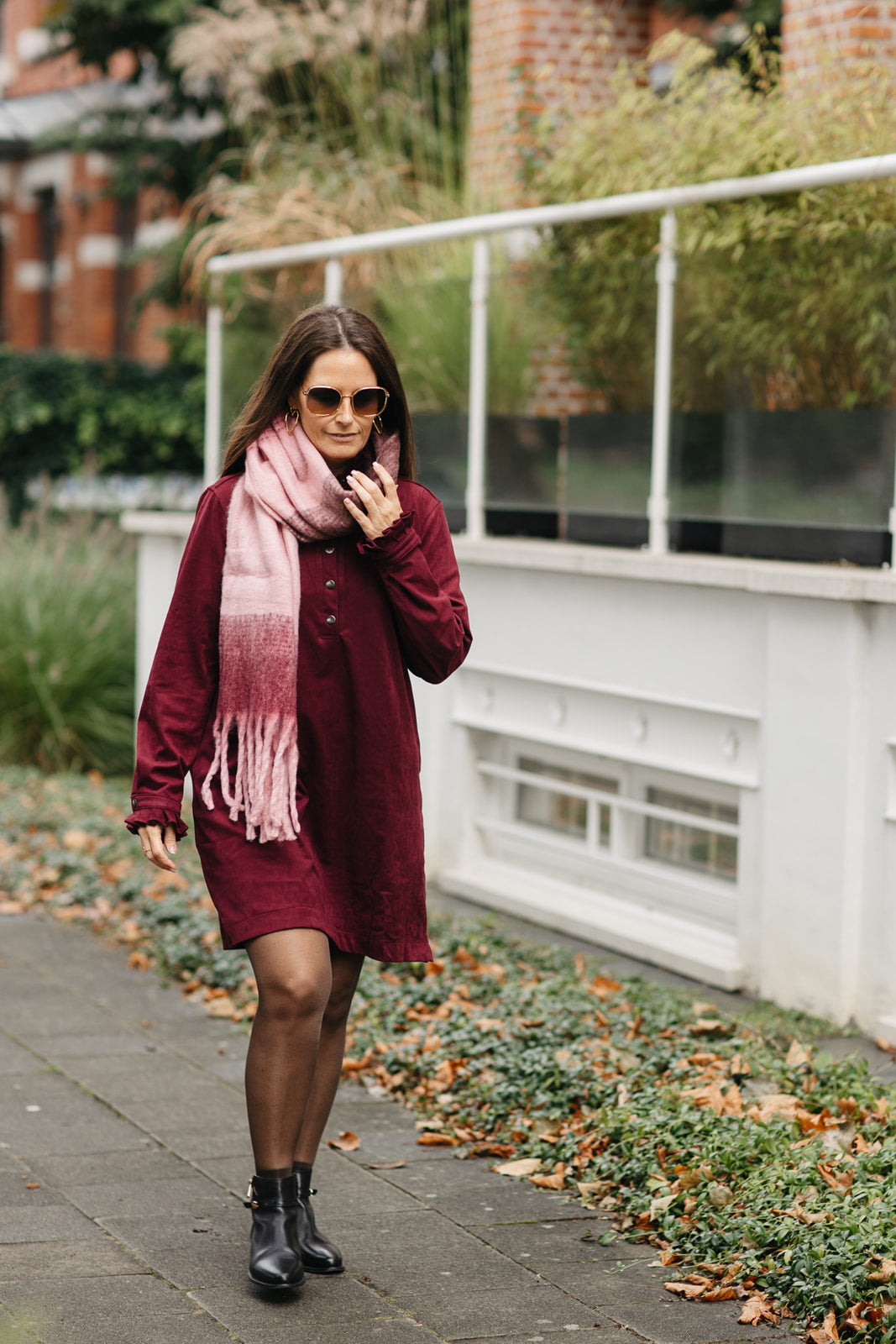 Trendy suèdelook jurk – lange burgundy damesjurk, stijlvol en comfortabel voor elke gelegenheid