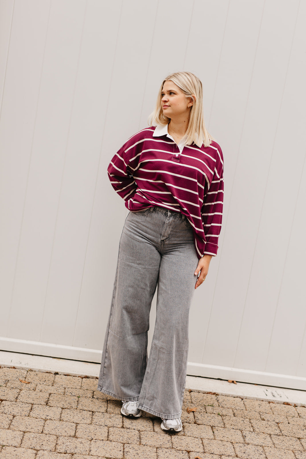 Gestreepte polo dames – oversized top met bordeaux en witte strepen en preppy look