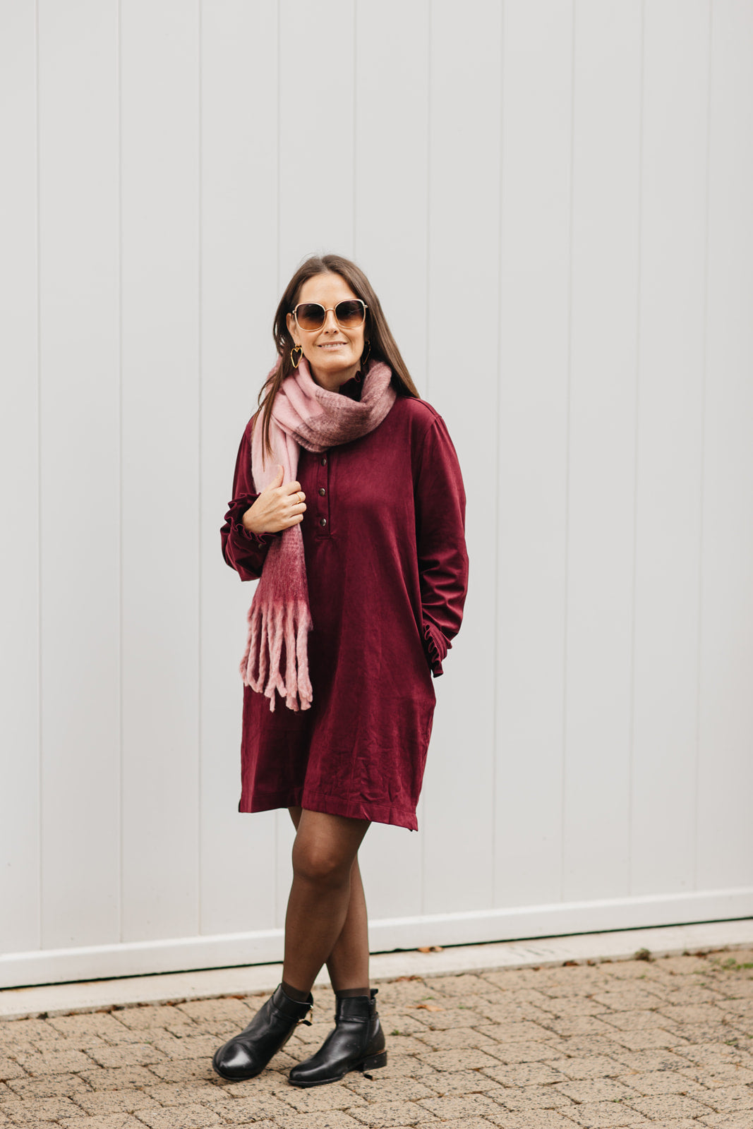 Lange bordeaux jurk dames – faux suede dress met elegante snit en zachte textuur
