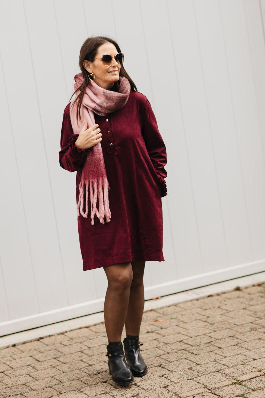 Trendy suèdelook jurk – lange burgundy damesjurk, stijlvol en comfortabel voor elke gelegenheid
