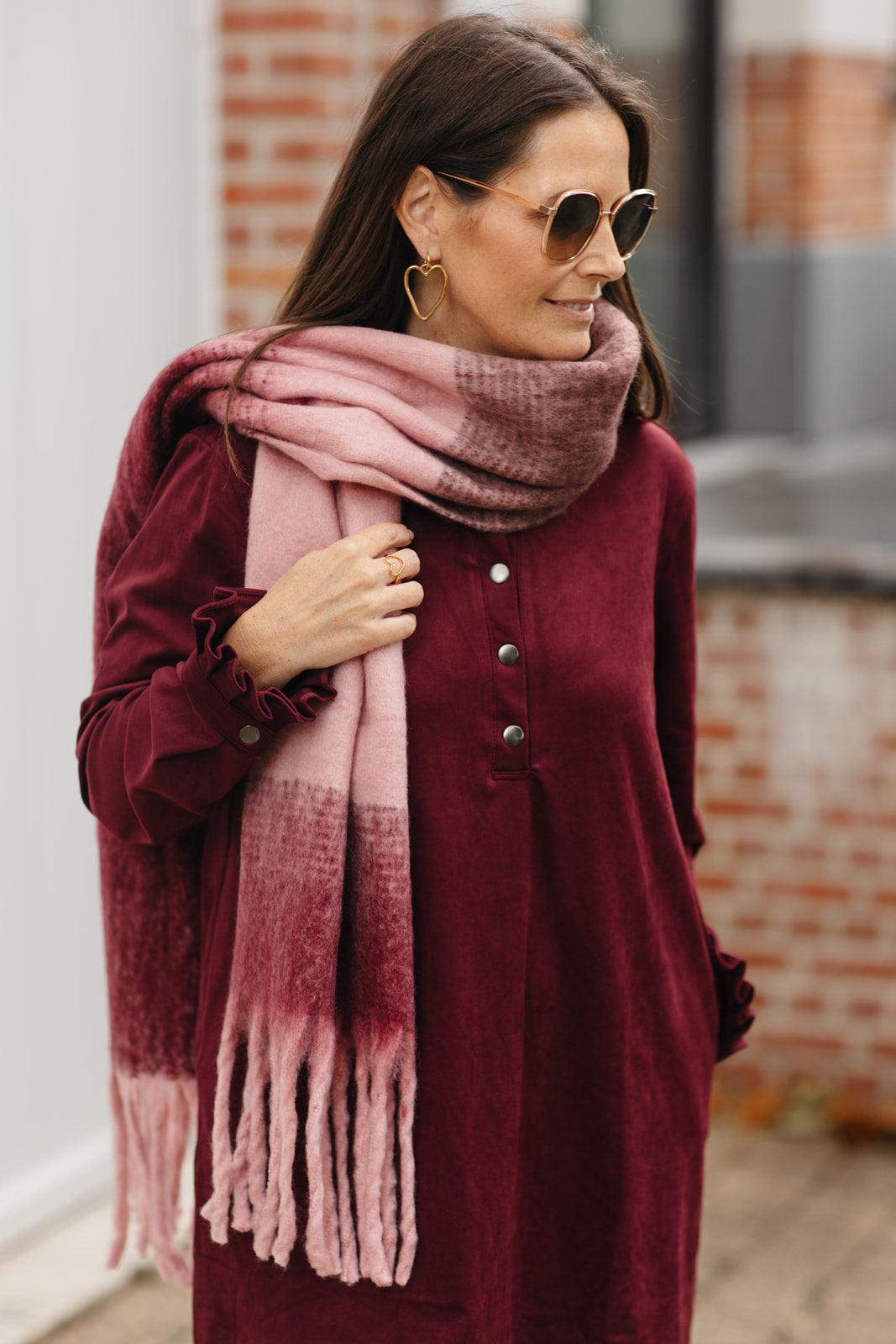 Faux suede dress – elegante bordeaux jurk met zachte feel en verfijnde pasvorm