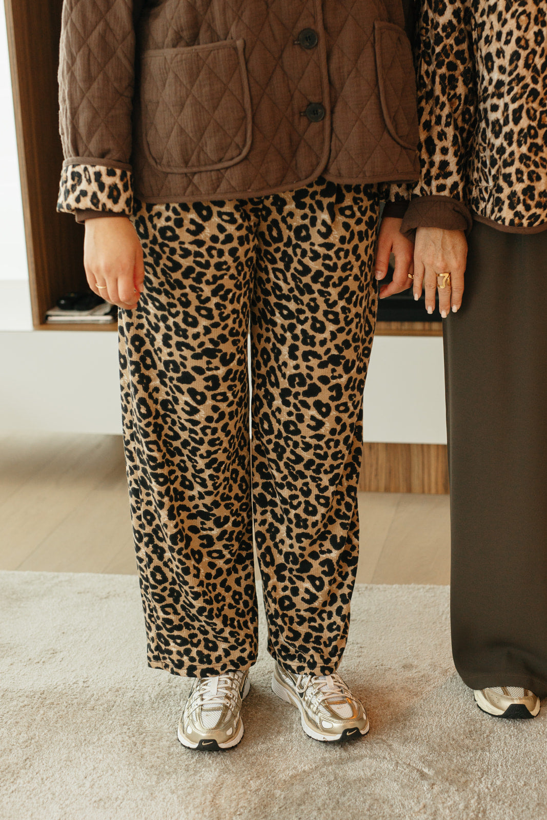 Comfy leopard trousers – dames broek met luipaardprint, rekker in de taille en nonchalante fit
