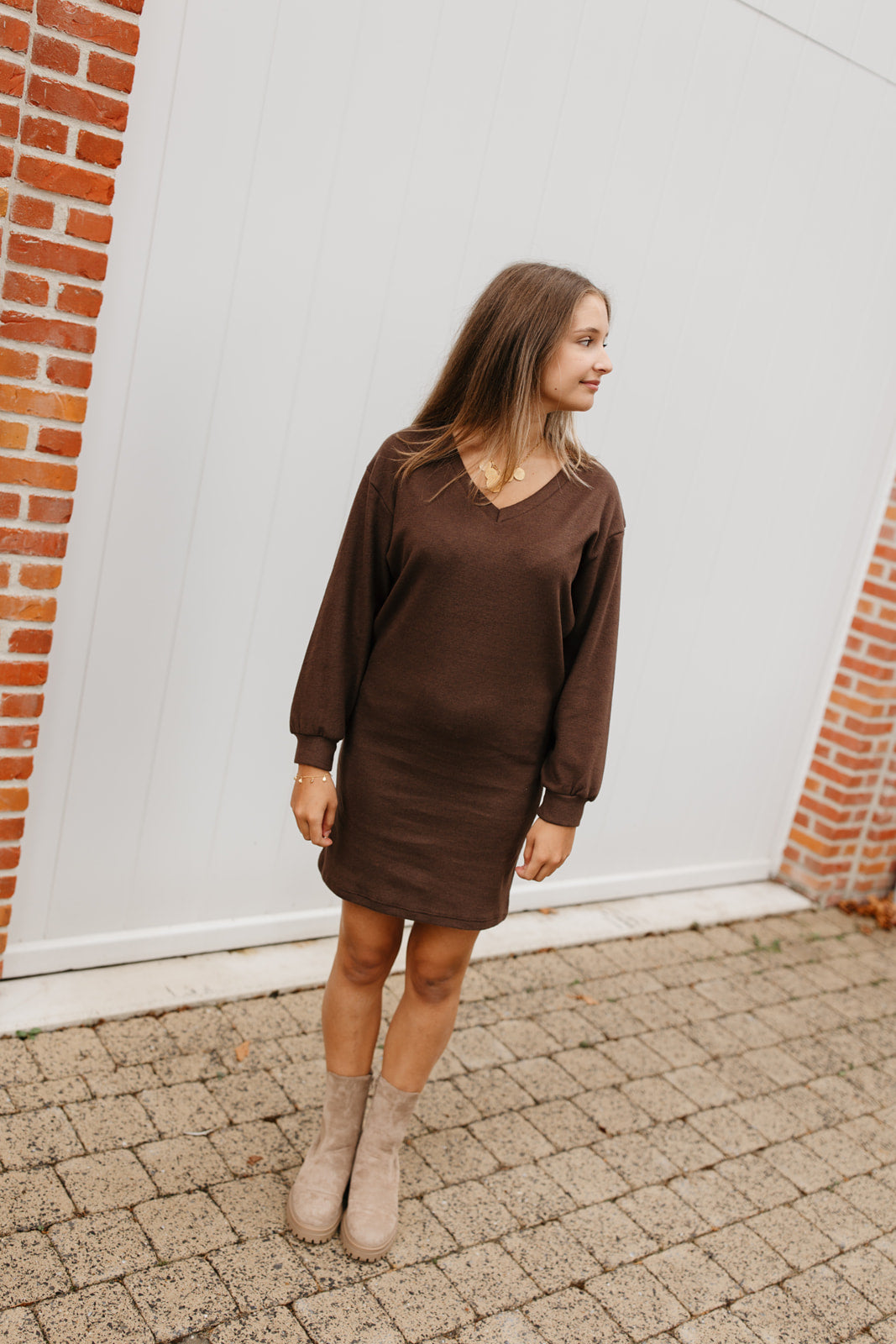 Comfy herfstkleedje – zacht sweaterkleed dames in chocoladebruine tint