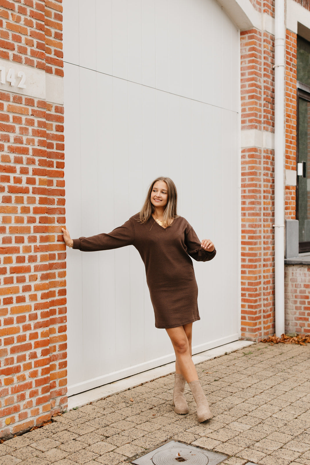 Zachte sweaterjurk dames – bruine herfstjurk met relaxte en stijlvolle pasvorm