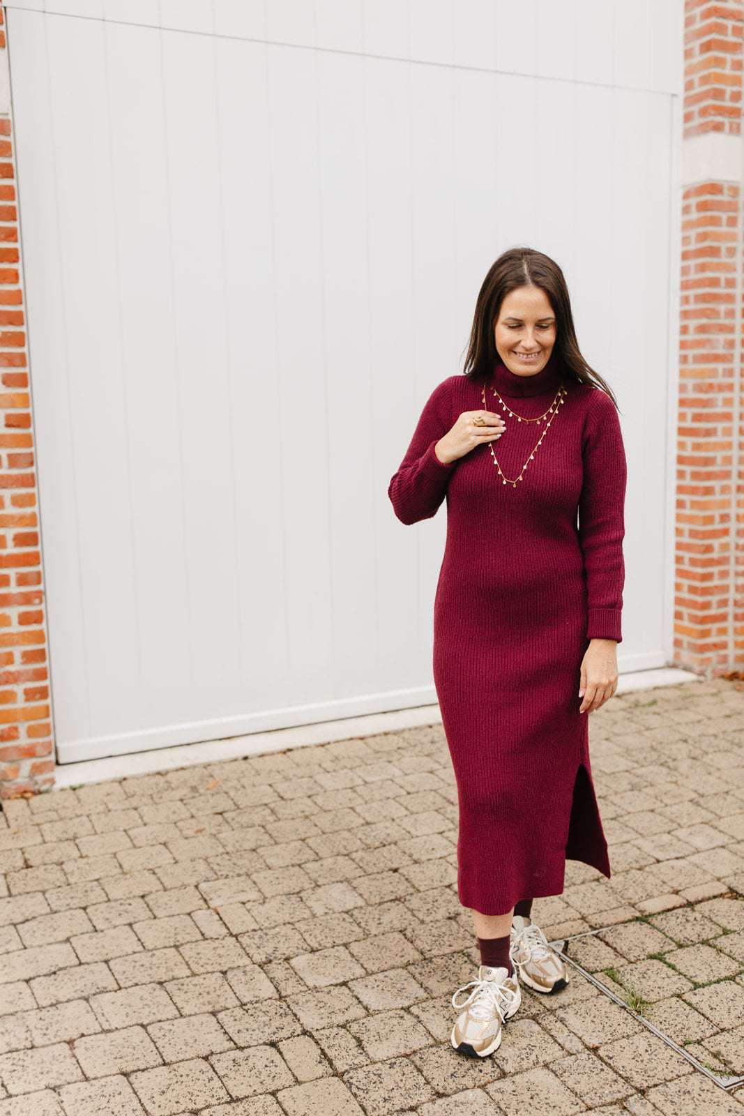 Herfstjurk dames – lange gebreide jurk in burgundy tint met cosy rolkraag