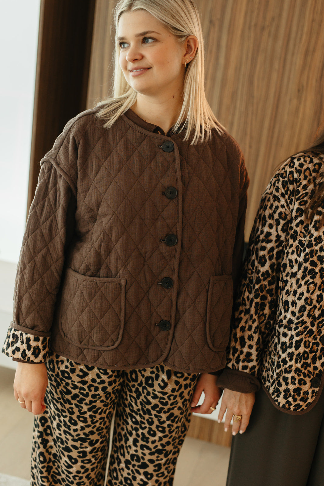 Reversible jasje dames – leopard print en chocoladebruine jas met knopen en zakken bij My Dressing