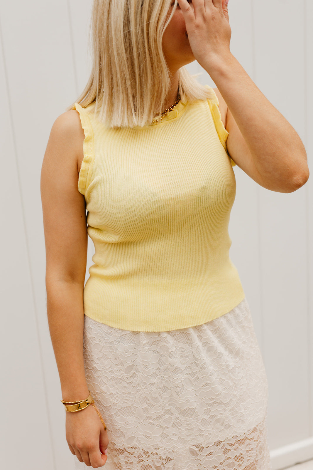 Gele dames top – rekbare viscose met brede schouderbandjes en ruche details bij My Dressing