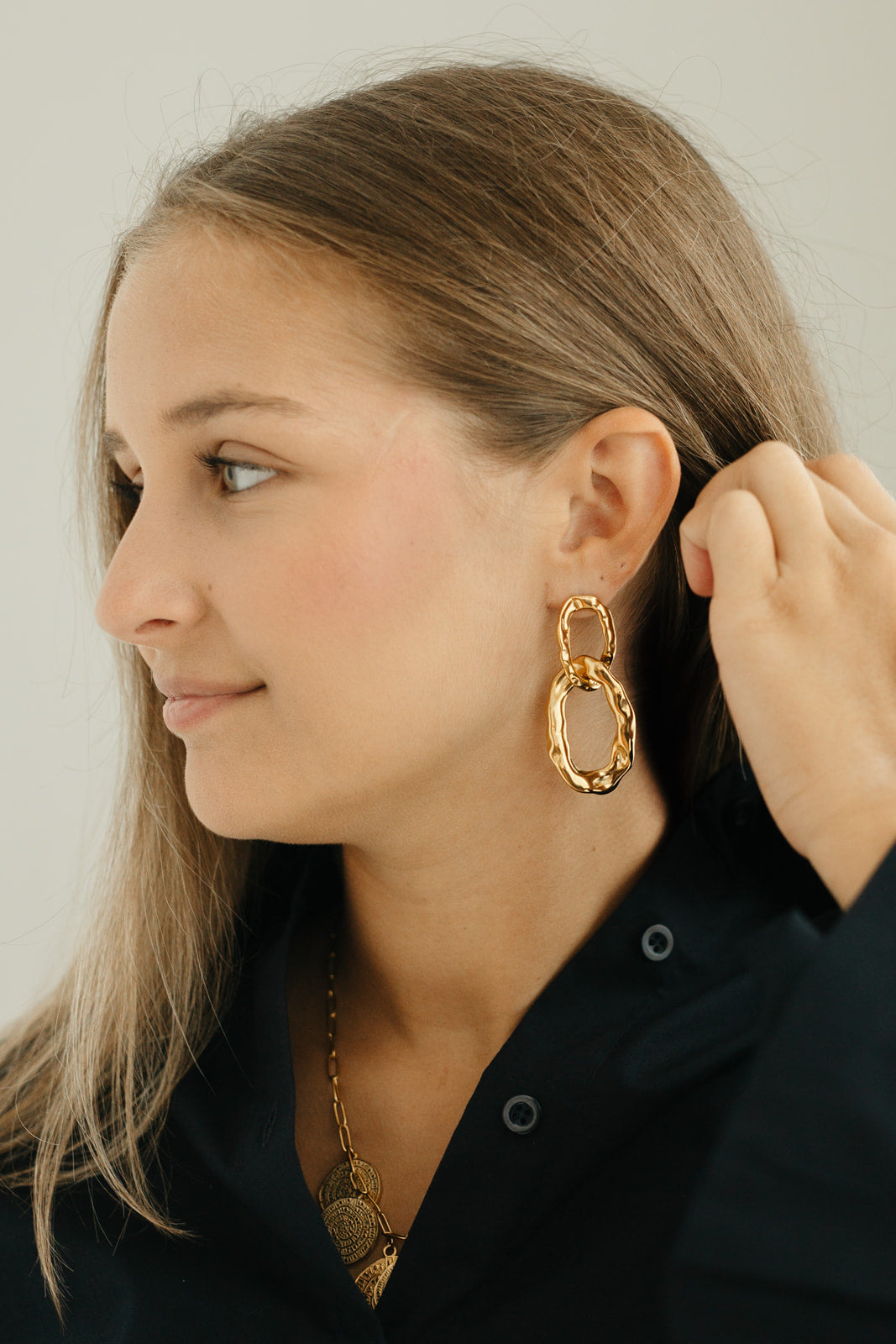 Oorhangers dames goud – stijlvolle gebutste oorbellen van stainless steel, waterproof en hypoallergeen