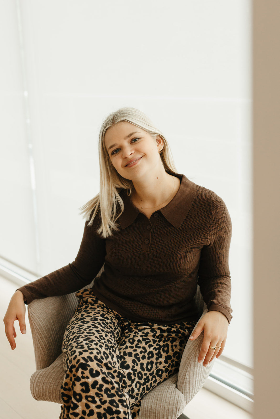 Herfst longsleeve dames – bruine aansluitende top met kraag en subtiele print