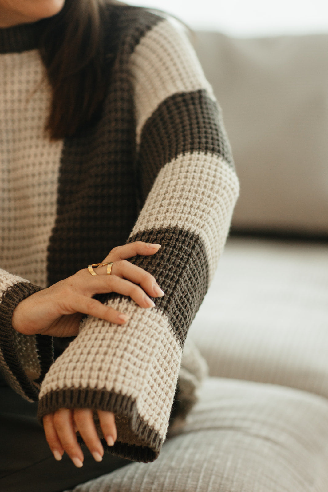 Bruine trui dames – speelse knit in twee bruintinten met comfortabele pasvorm