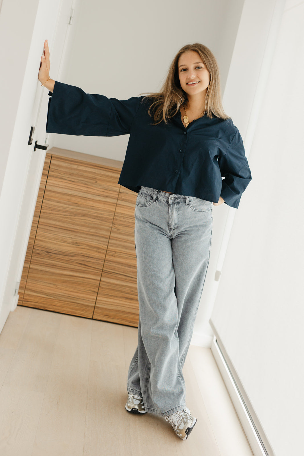 Lichtgrijze denim broek – trendy palazzo jeans met knoopsluiting, comfy en stijlvol