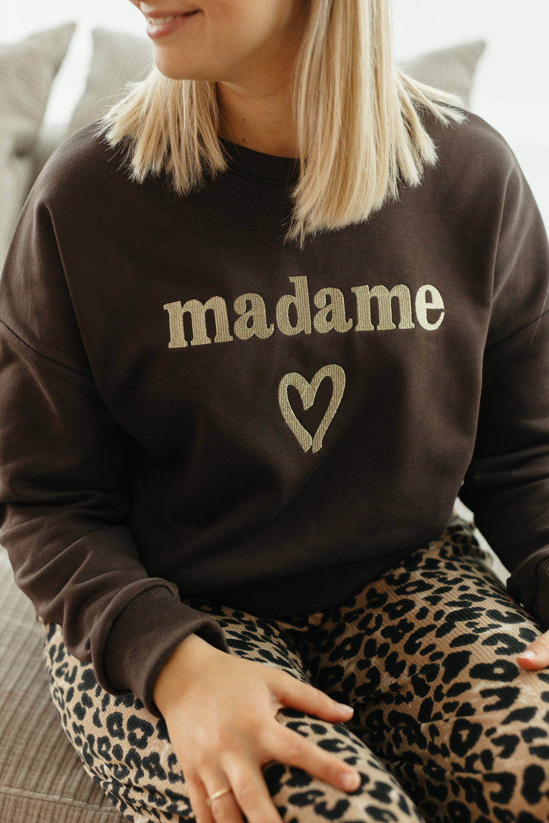 Chocoladebruine sweater dames – trui met goudkleurige MADAME opdruk bij My Dressing