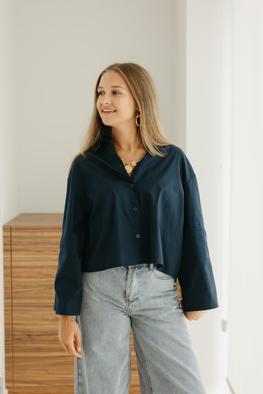 Cropped blouse dames – marineblauwe top met wijd uitlopende mouwen en trendy oversized fit