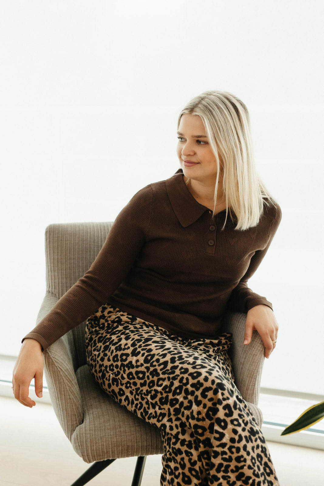 Dames top met kraag – chocoladebruine longsleeve met fijn motief, ideaal als layer piece