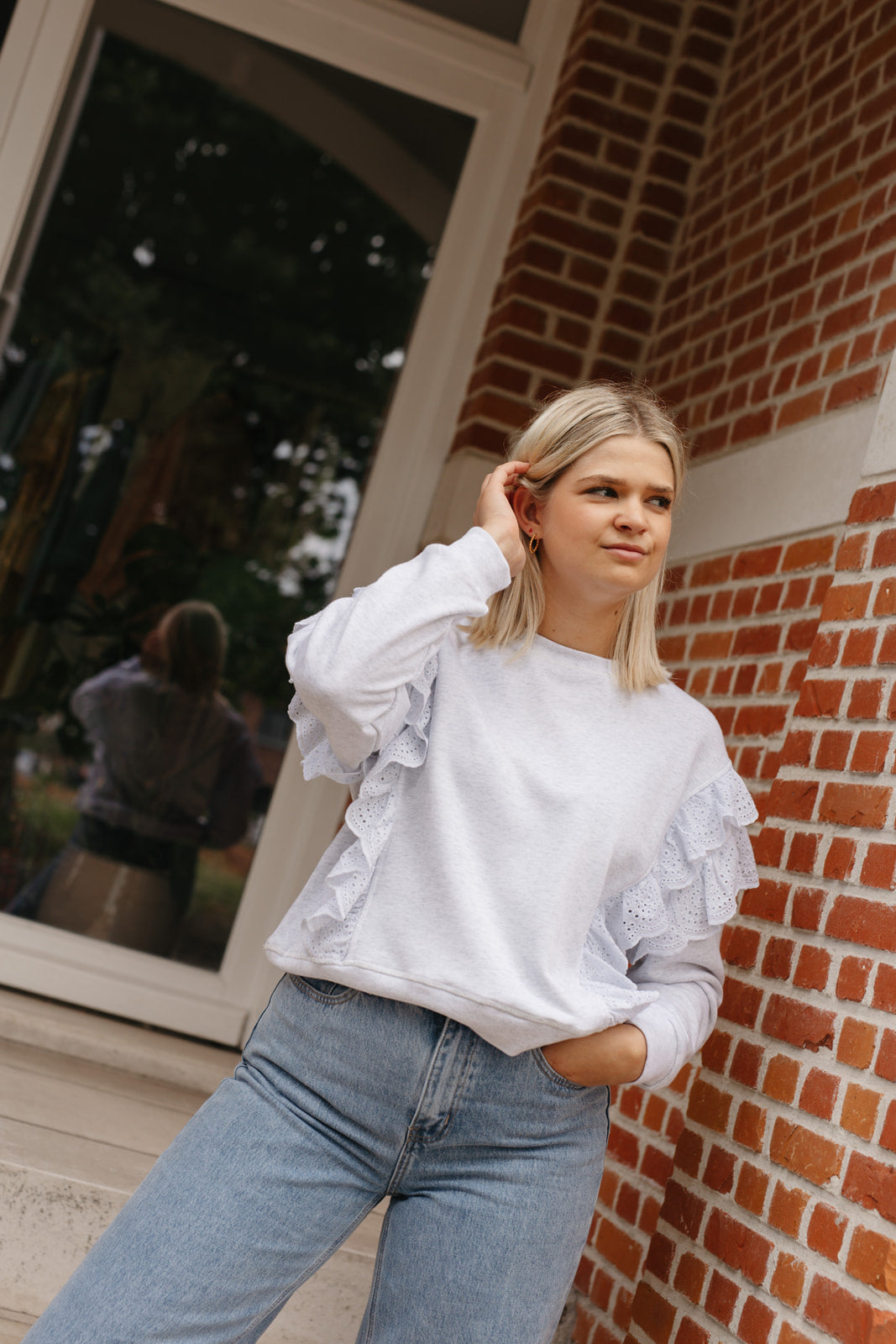 Sweater dames lichtgrijs – lange mouwen, lichte stof en vrouwelijke broderie details