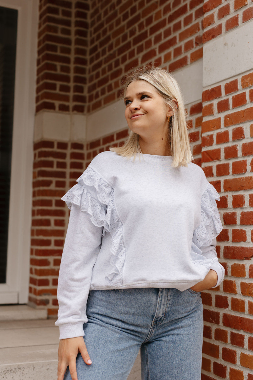 Lichtgrijze dames trui – lange mouwen met broderie details, luchtige sweater bij My Dressing