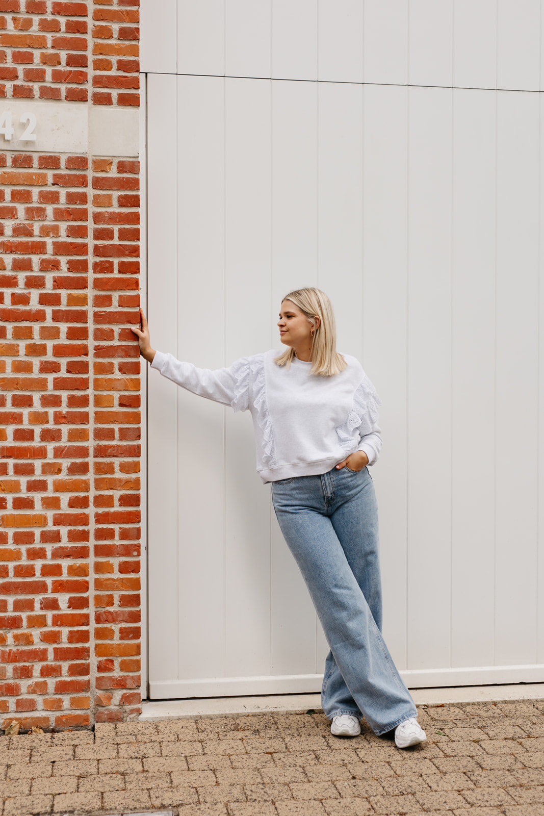 Stijlvolle grijze trui – casual en chic te combineren met jeans, rok of jogger