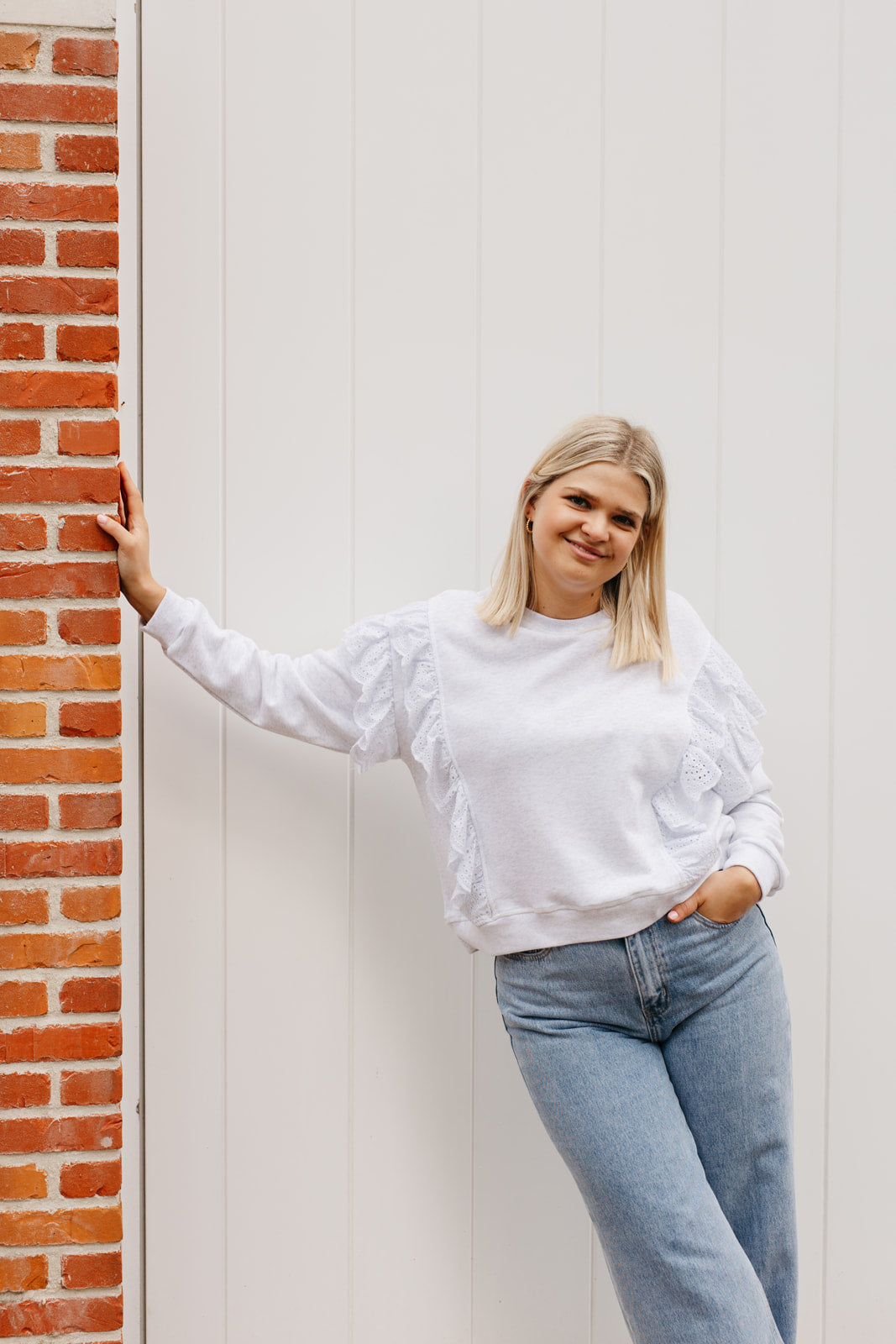 Grijze dames trui – comfortabele en stijlvolle knit met subtiele broderie afwerking