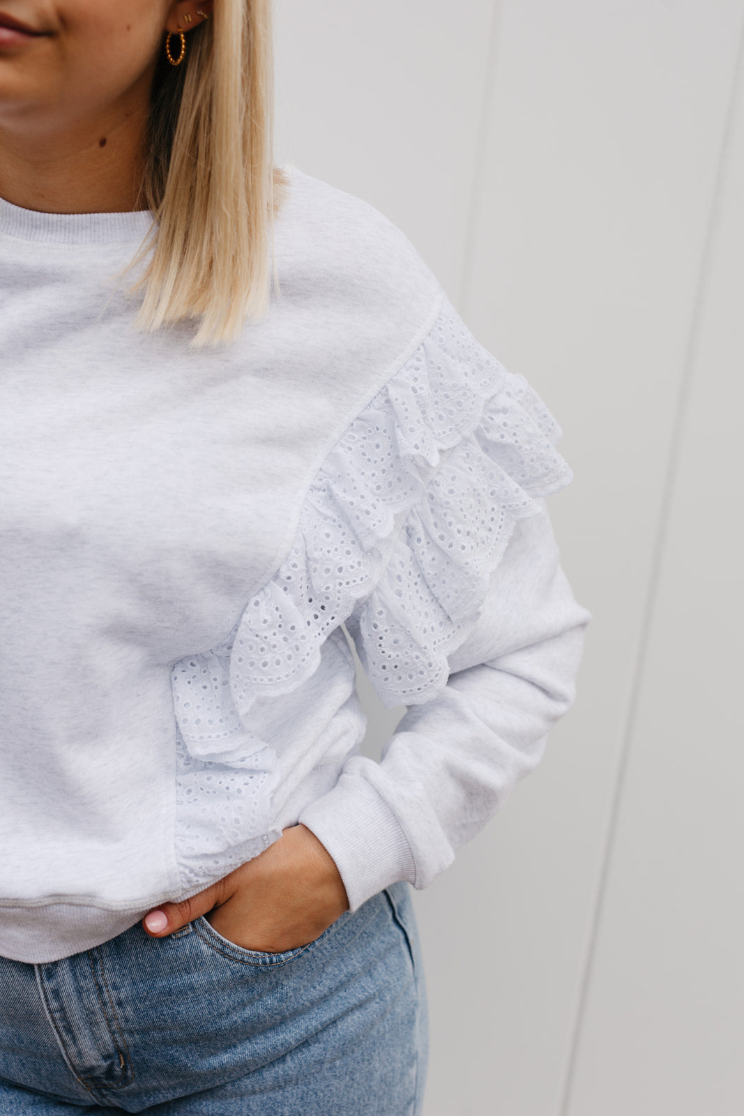 Luchtige lichtgrijze sweater – elegante dames trui met broderie mouwen voor het tussenseizoen