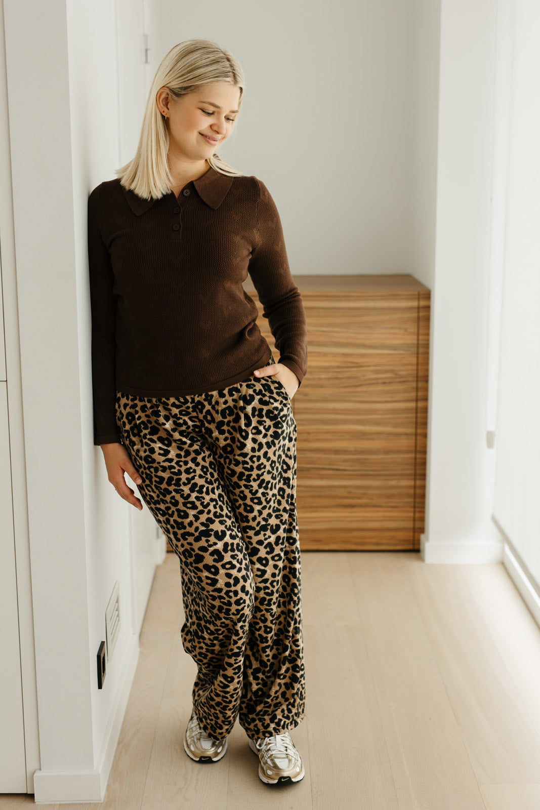 Longsleeve dames bruin – basic herfsttop met kraag en romantisch hartjesdetail