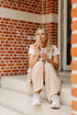 Beige dames broek – elegante geribbelde stof met elastische taille en striklint bij My Dressing
